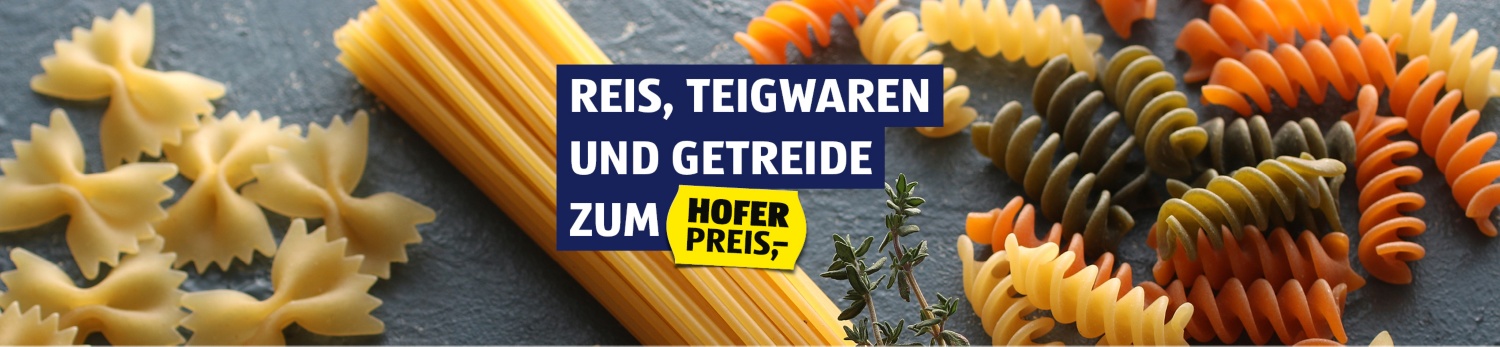 Verschiedene Nudelarten auf Schieferplatte.