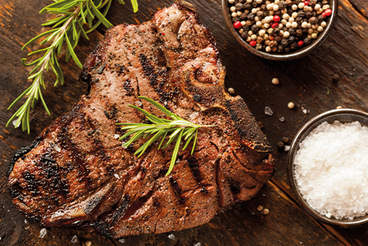 Steak mit Meersalz und Pfefferkörner und Rosmarin