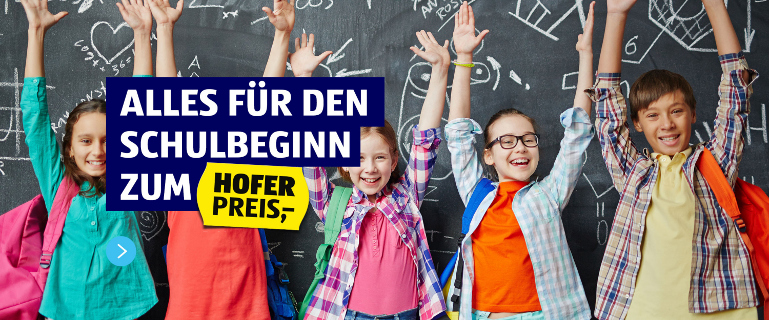 Alles für den Schulbeginn zum HOFER PREIS. Kinder strecken ihre Hände in die Höhe und lächeln. Im Hintergrund ist eine Tafel mit mathematischen Berechnungen.