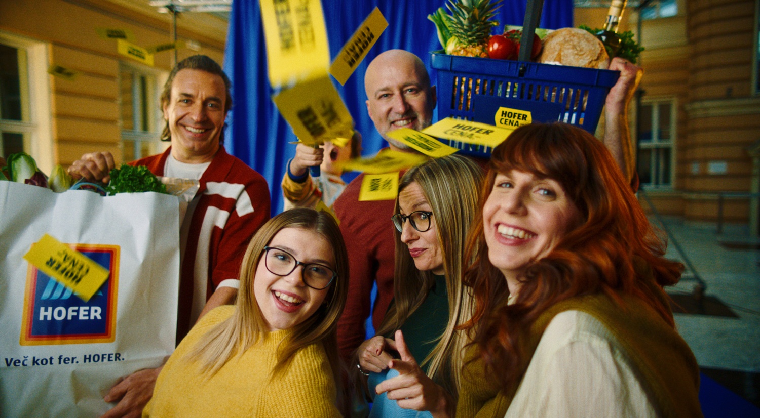 Nasmejani ljudje s Hoferjevo nakupovalno košaro