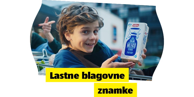 Fantek v roki drži mleko in napis: Lastne blagovn znamke