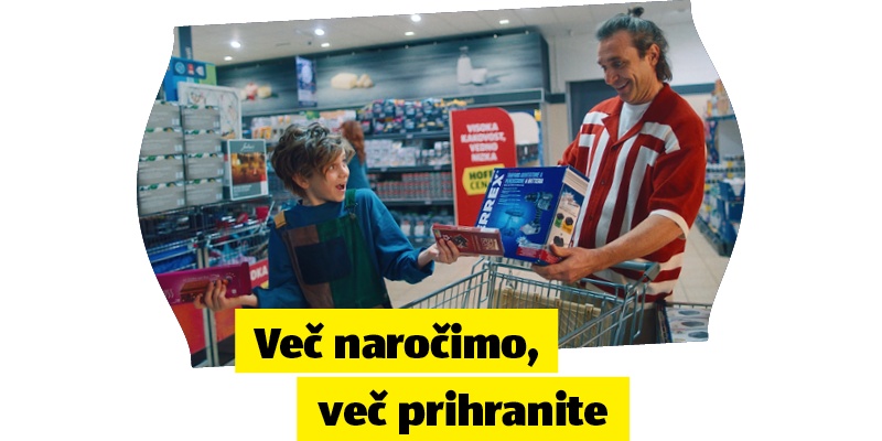 Moški in deček v trgovini z nakupovalnim vozičkom in napis: Več naročimo, več prihranite