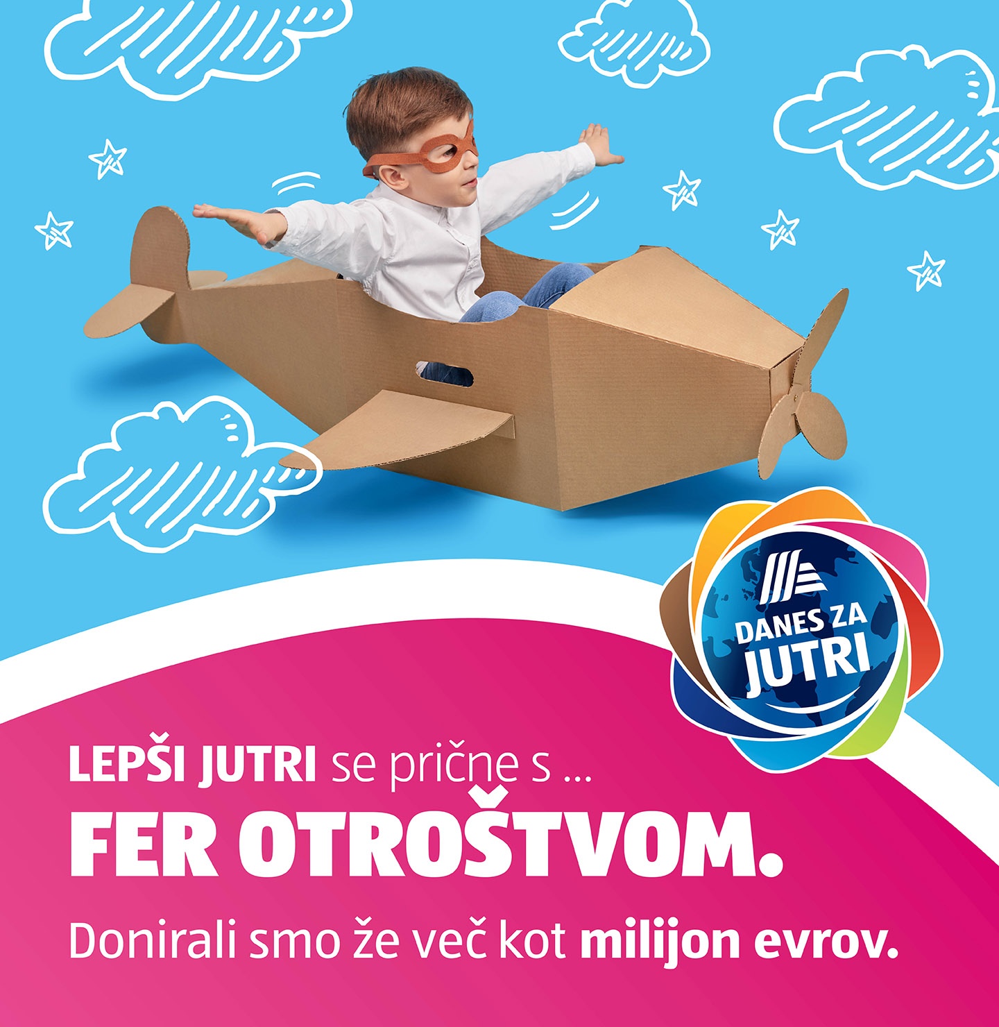 Deček z letalskimi očali v kartonskem letalu