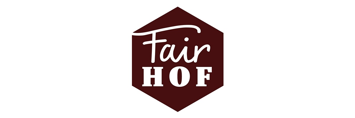Logo mit dem Text „Fair HOF“ in einem dunkel-maronenfarbenen Hexagon, Schrift in Weiß, „Fair“ in geschwungener Schrift und „HOF“ in fetter, serifenbetonter Großschrift.