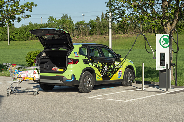 E-Ladestation vor einer HOFER Filiale