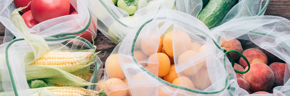 verschiedene Obst und Gemüsesorten in Netzsackerl