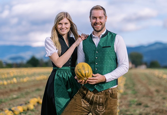 Zwei Herren am Kürbisfeld.