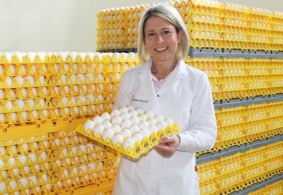 Eine Frau lächelt in die Kamera.