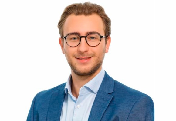 Herr Escher mit Brille und blauem Sakko