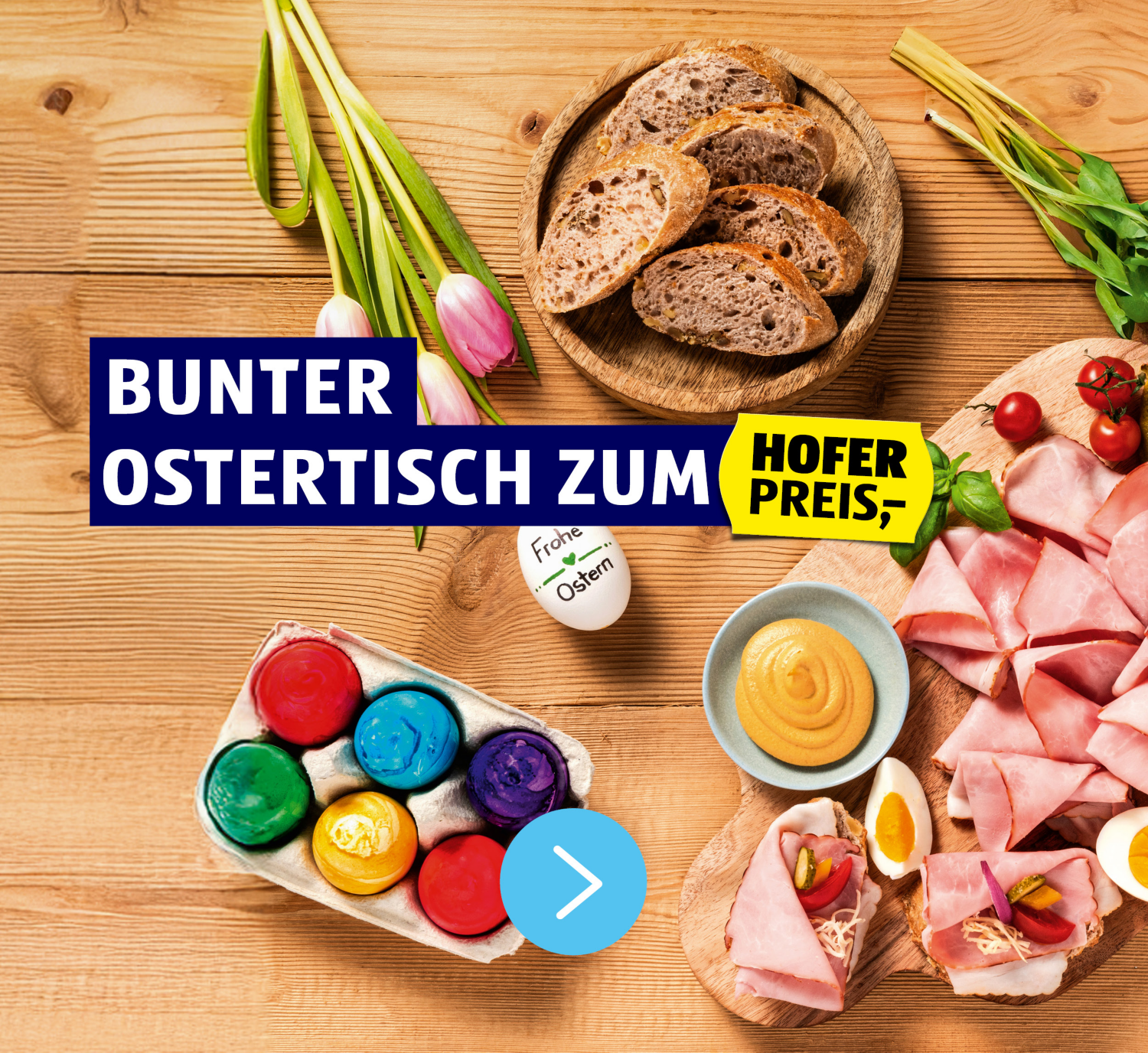 Bunter Ostertisch zum HOFER Preis. Auf dem Bild ist eine gedeckter Tisch mit einem Gourmet Butterbrioche, Ostereiern, Antipasti und vielem mehr.