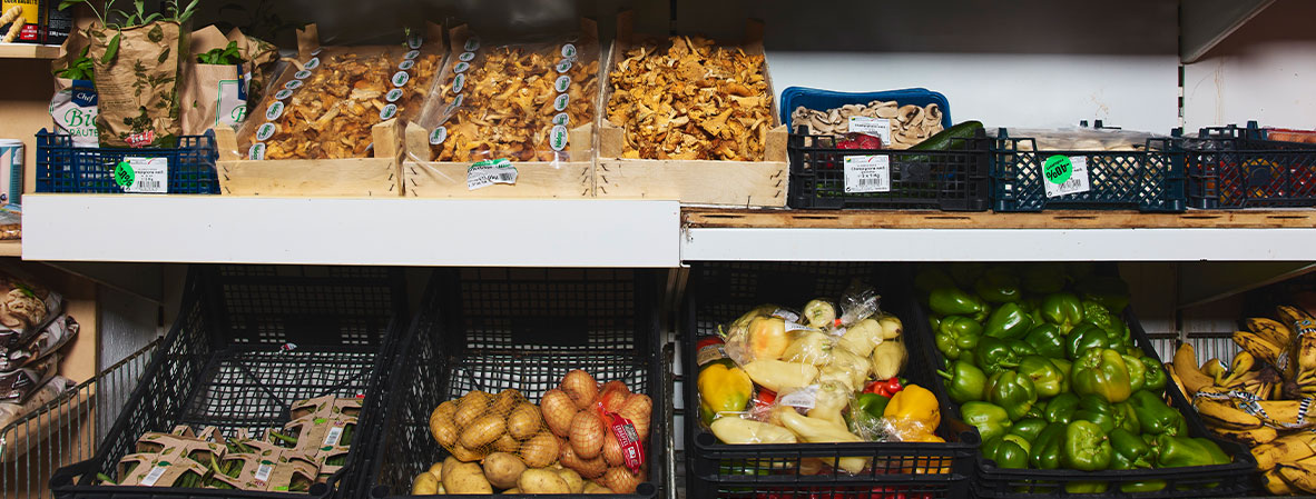 Lebensmittelüberschüsse werden an soziale Einrichtung wie z. B. die Tafel gespendet