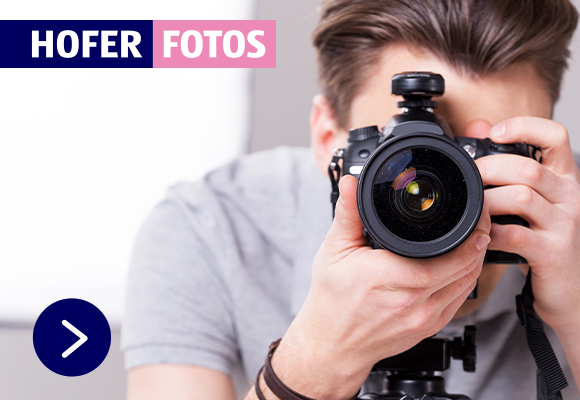 HOFER FOTOS. Auf dem Bild ist eine Person ersichtlich, welche eine andere fotografiert.