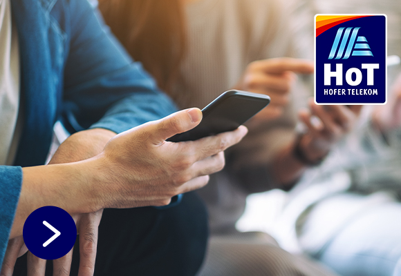 HoT - HOFER TELEKOM. Auf dem Bild sind Personen ersichtlich, die ein Smartphone in der Hand halten.