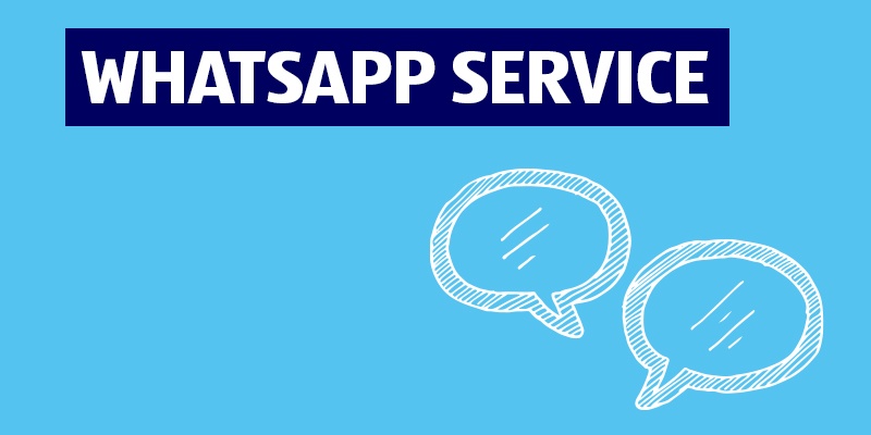 WHATSAPP Service. Hellblauer Hintergrund mit 2 Sprechblasen.