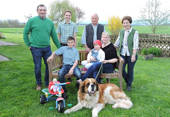 3 Generationen Familienfoto im Garten mit Hund