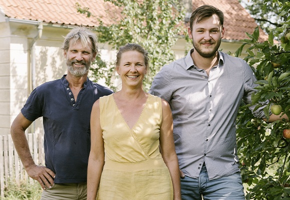 Familie Dreier lächelt in die Kamera