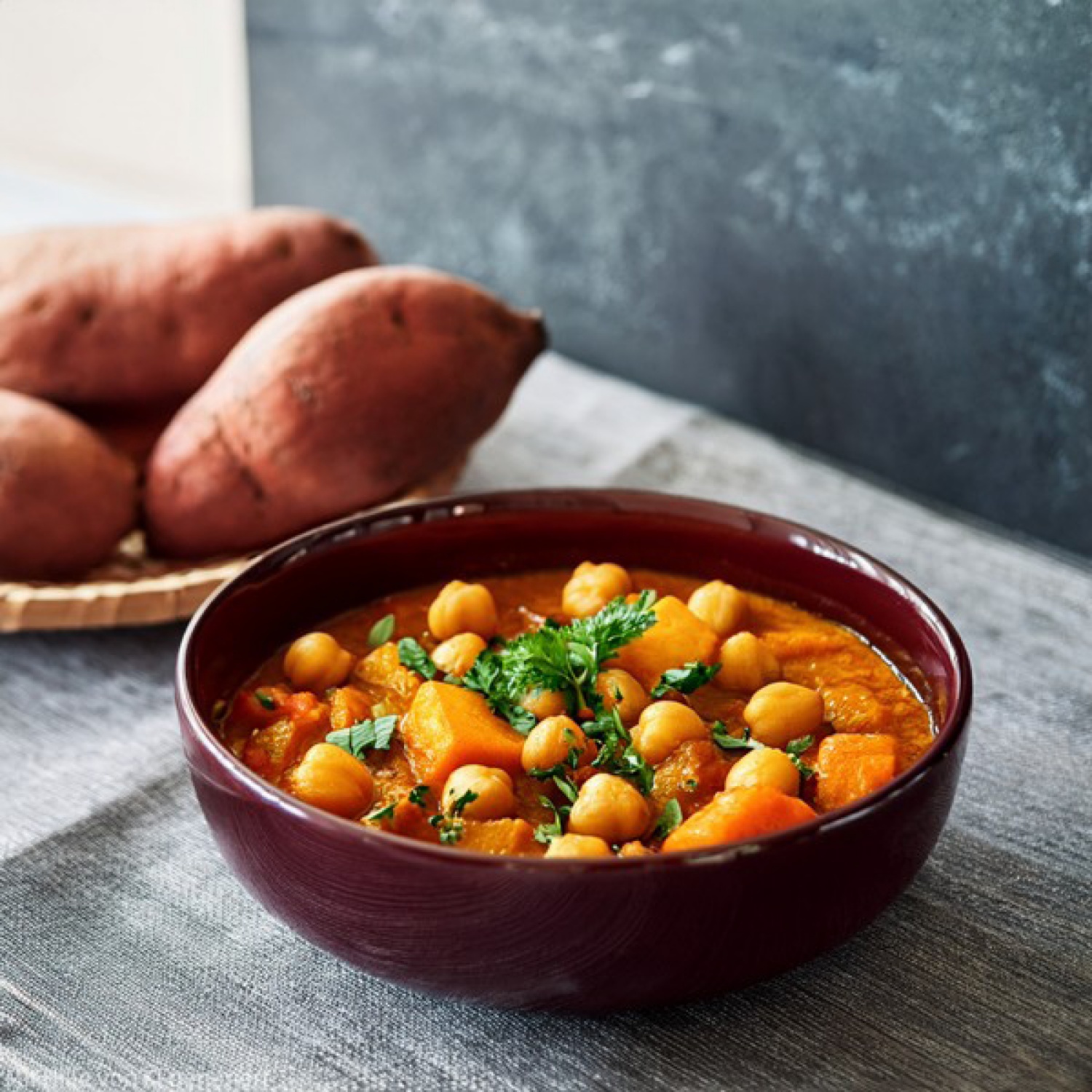 Curry di patate dolci con ceci ed erbe aromatiche dei Grigioni