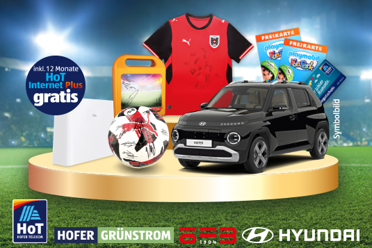 Gewinne vom Playmobilgewinnspiel auf einer goldenen Bühne im Fußballstadion