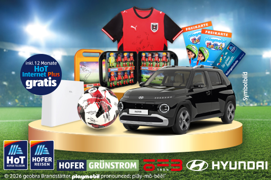 Gewinne vom Playmobilgewinnspiel auf einer goldenen Bühne im Fußballstadion