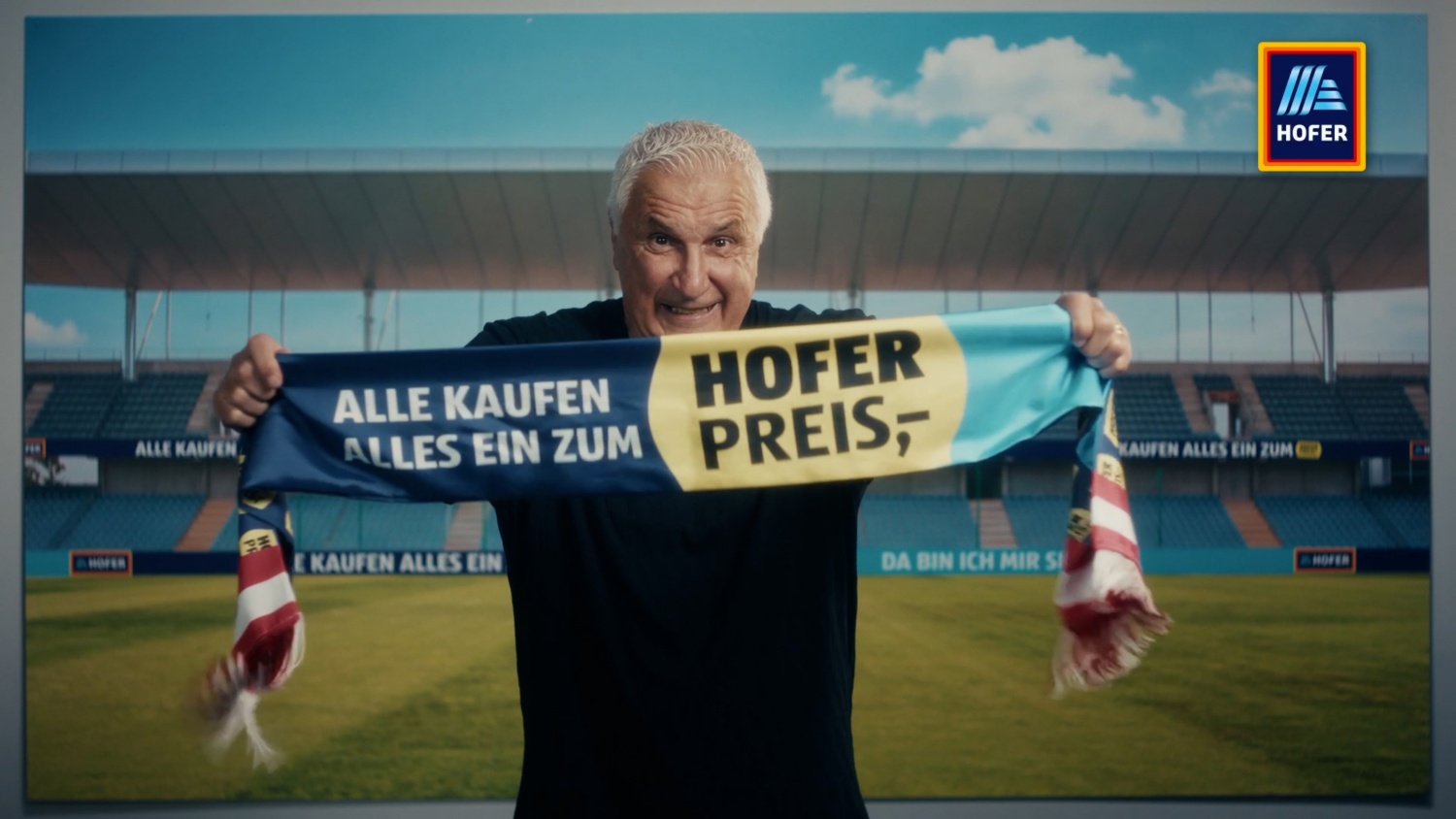Mann hält Fußballschal