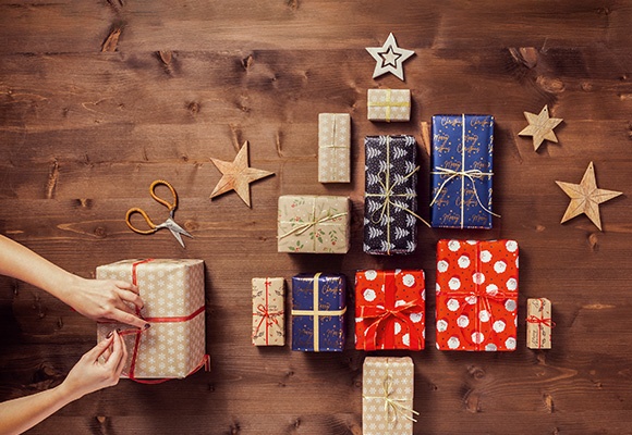 Zavita darila in roke, ki zavijajo eno darilo