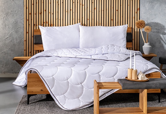 Deklica in mama pospravljata stvari v prozorne zaboje