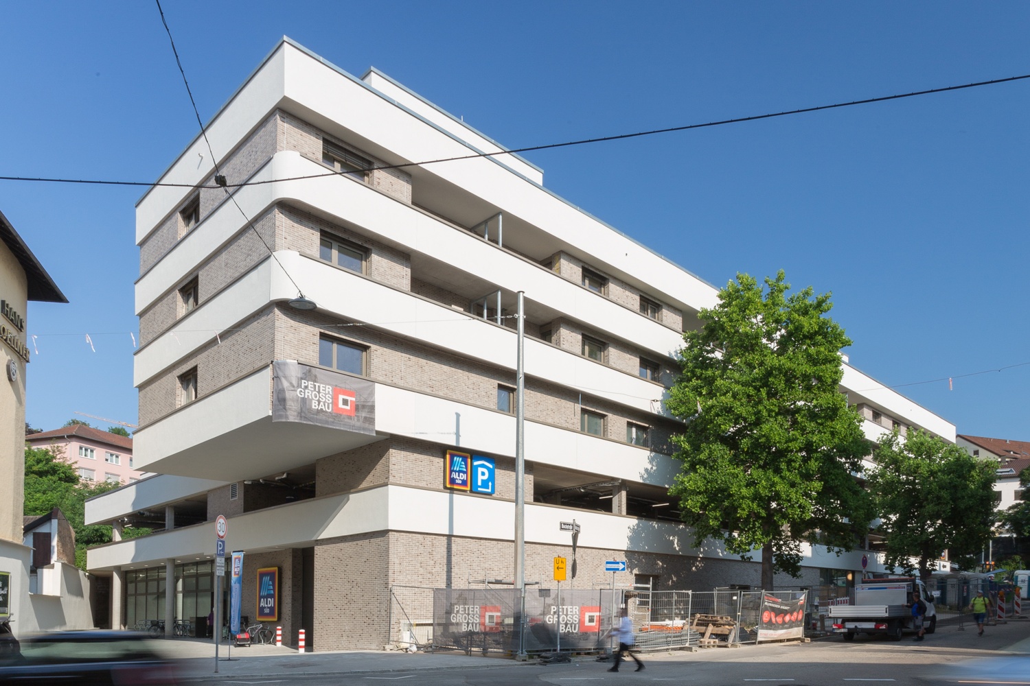 In Pforzheim hat ALDI SÜD eine Filiale eröffnet, auf der ein Parkdeck, eine Kita und Wohnungen für Senioren thronen.