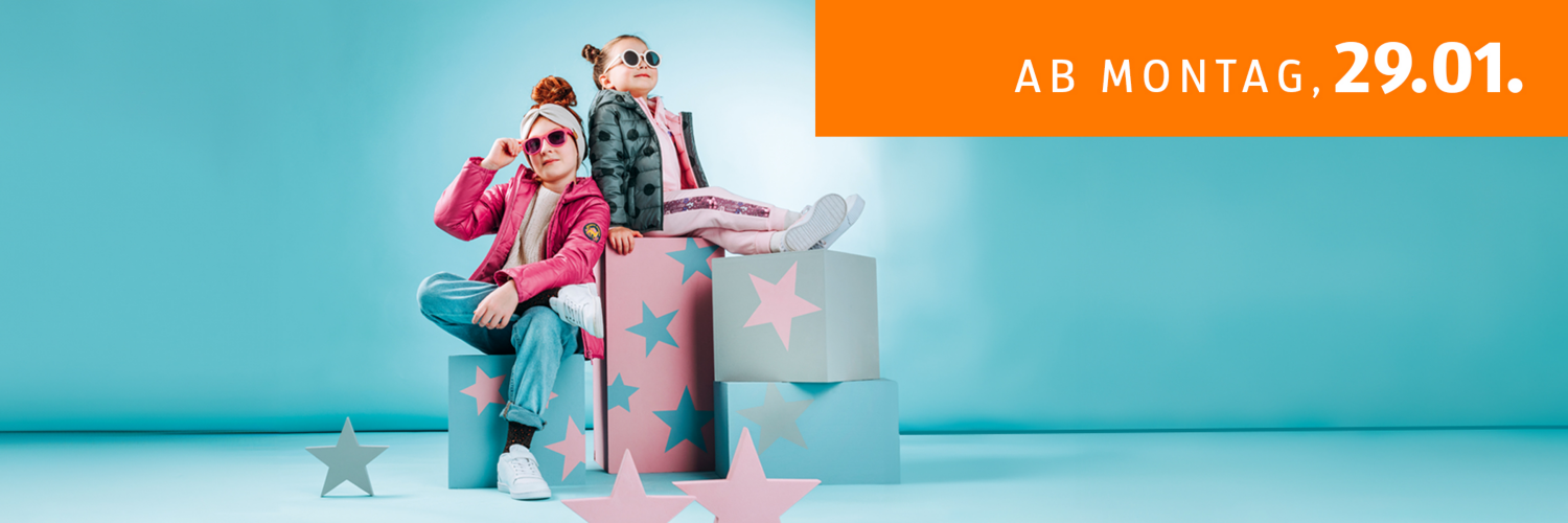 Angebote ab Montag, 29.01. - Abgebildet sind zwei stylische gekleidete junge Kids. 