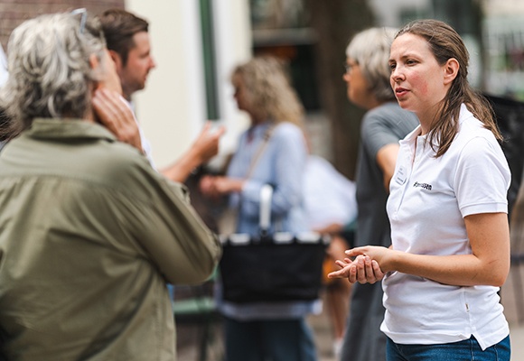 Die Nachbarschaft informiert sich über die Pläne zum Bau der Zooterrassen.