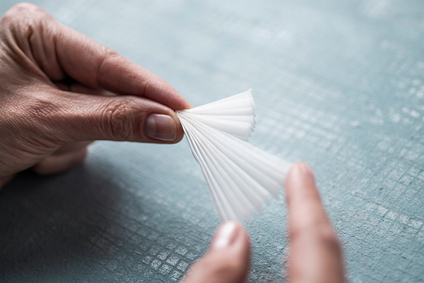 Papier wird zick-zack gefaltet