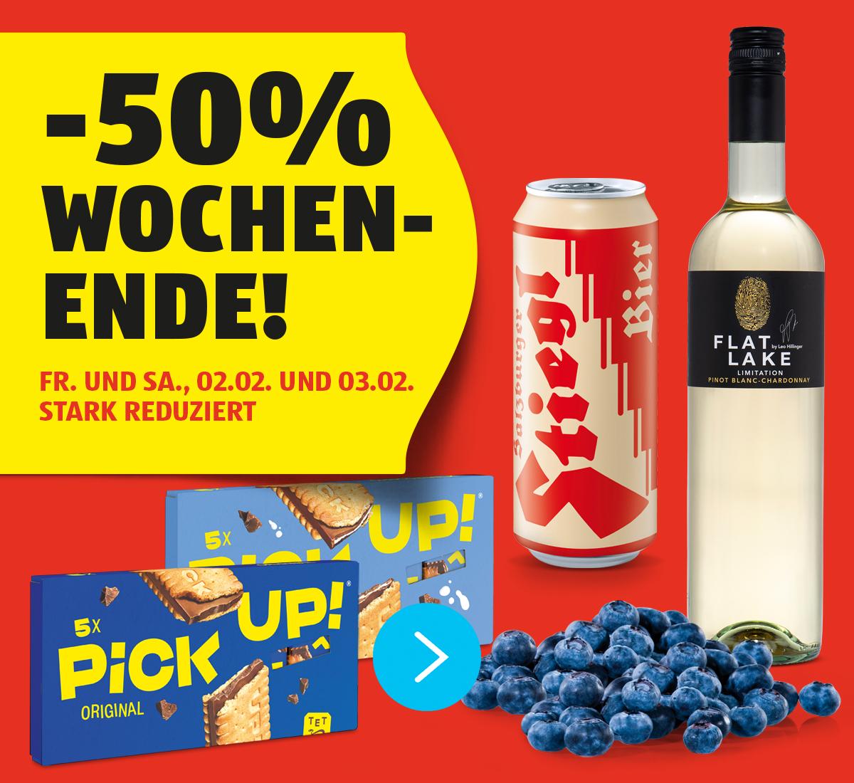 -50% Wochenende! - Abgebildet sind vier Aktions-Artikel (Heidelbeeren, zwei Packungen PiCK UP!, eine Dose STIEGL Bier und eine Flasche FLAT LAKE) auf rotem Hintergrund und in einer gelben Flappe “Fr. und Sa., 02.02. und 03.02. stark reduziert” unterhalb der Überschrift.