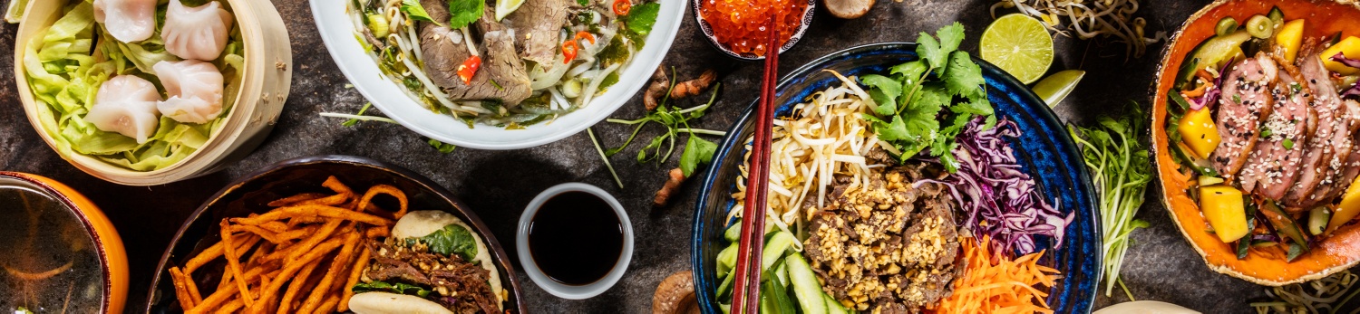 Köstliche asiatische Gerichte, Sojasauce, japanisch, chinesisch, thailändisch