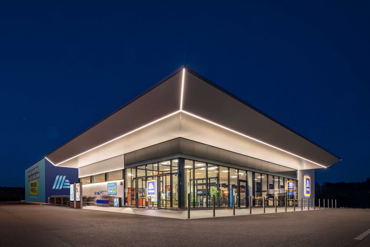 Aussenansicht einer modernen HOFER-Filiale.