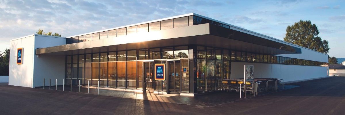 HOFER trgovina s pogledom na vhod.