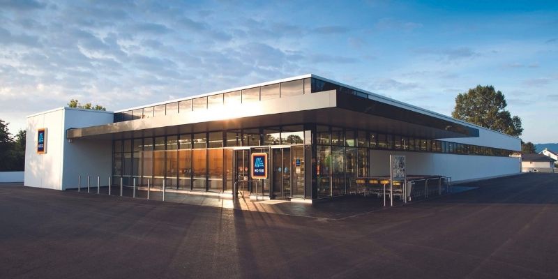 HOFER trgovina obsijana s soncem, modro nebo z oblački