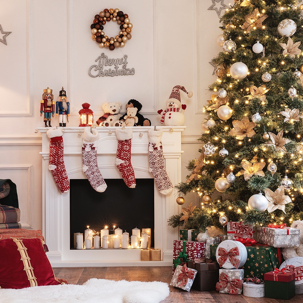 Calzette della Befana appese al camino