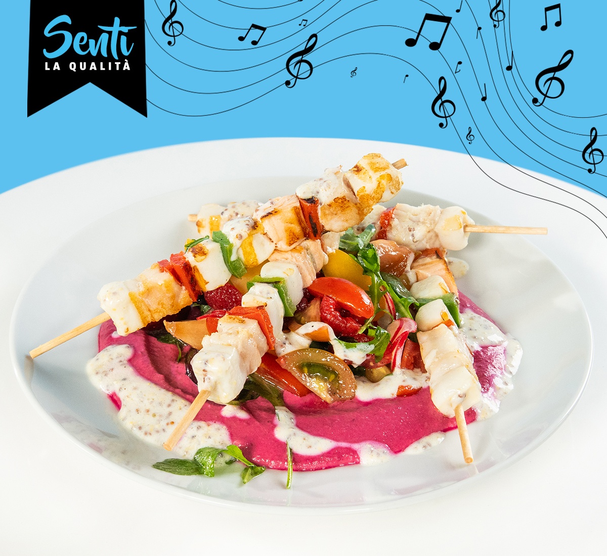 Spiedini di mare con hummus alla barbabietola, macedonia e salsa yogurt