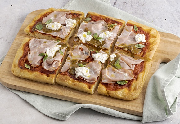 Pizza con ricotta, pesto di pistacchio e mortadella