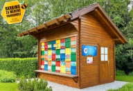 Moški na sliki drži darilni bon