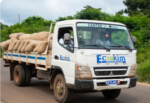 Tovornjak naložen z vrečami kakavovih zrn