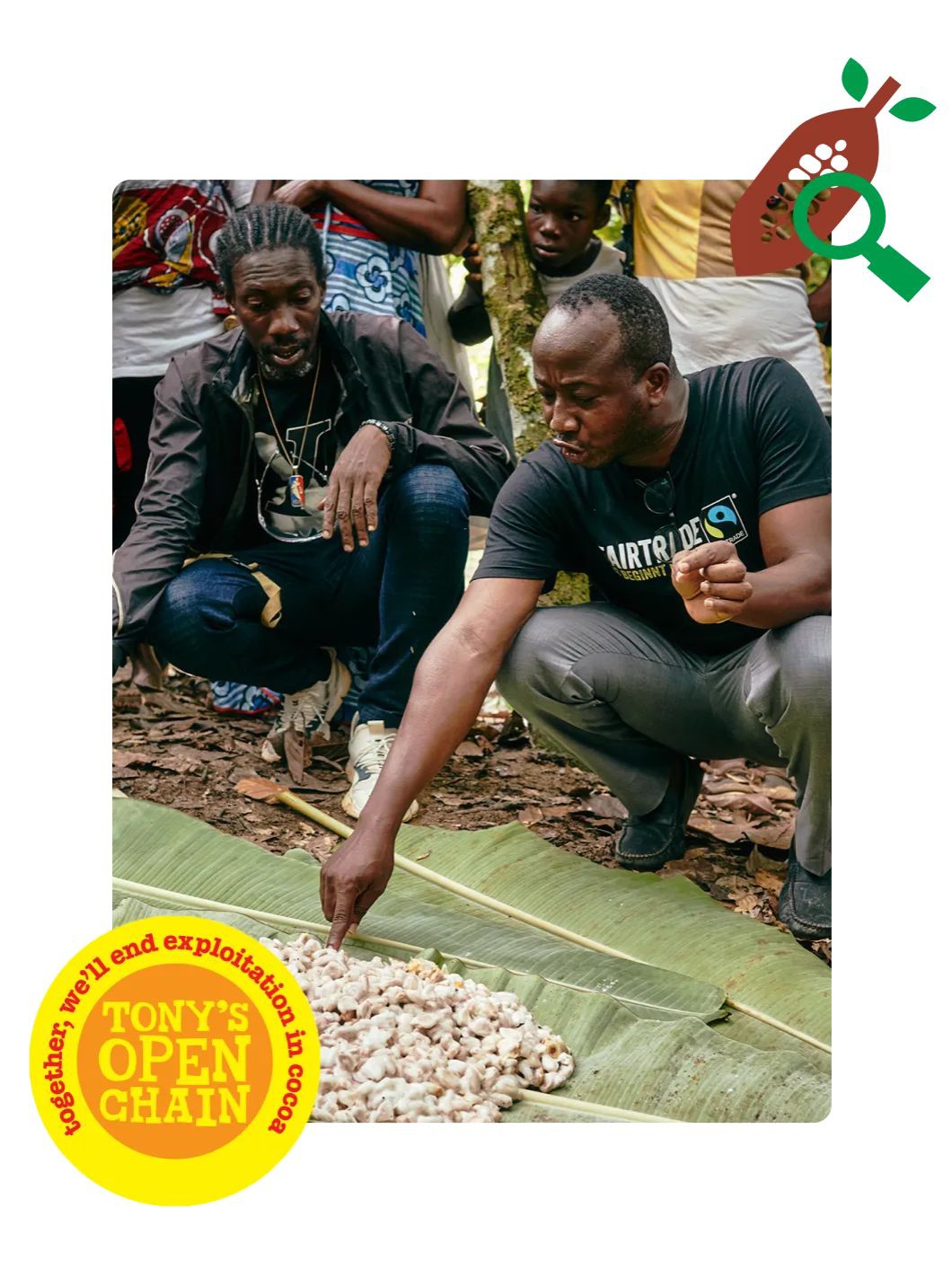 Na tleh so palmovi listi na katerih je kakav, ob njih sta dva moška, ki se pogovarjata, v ozadju pa še več ljudi