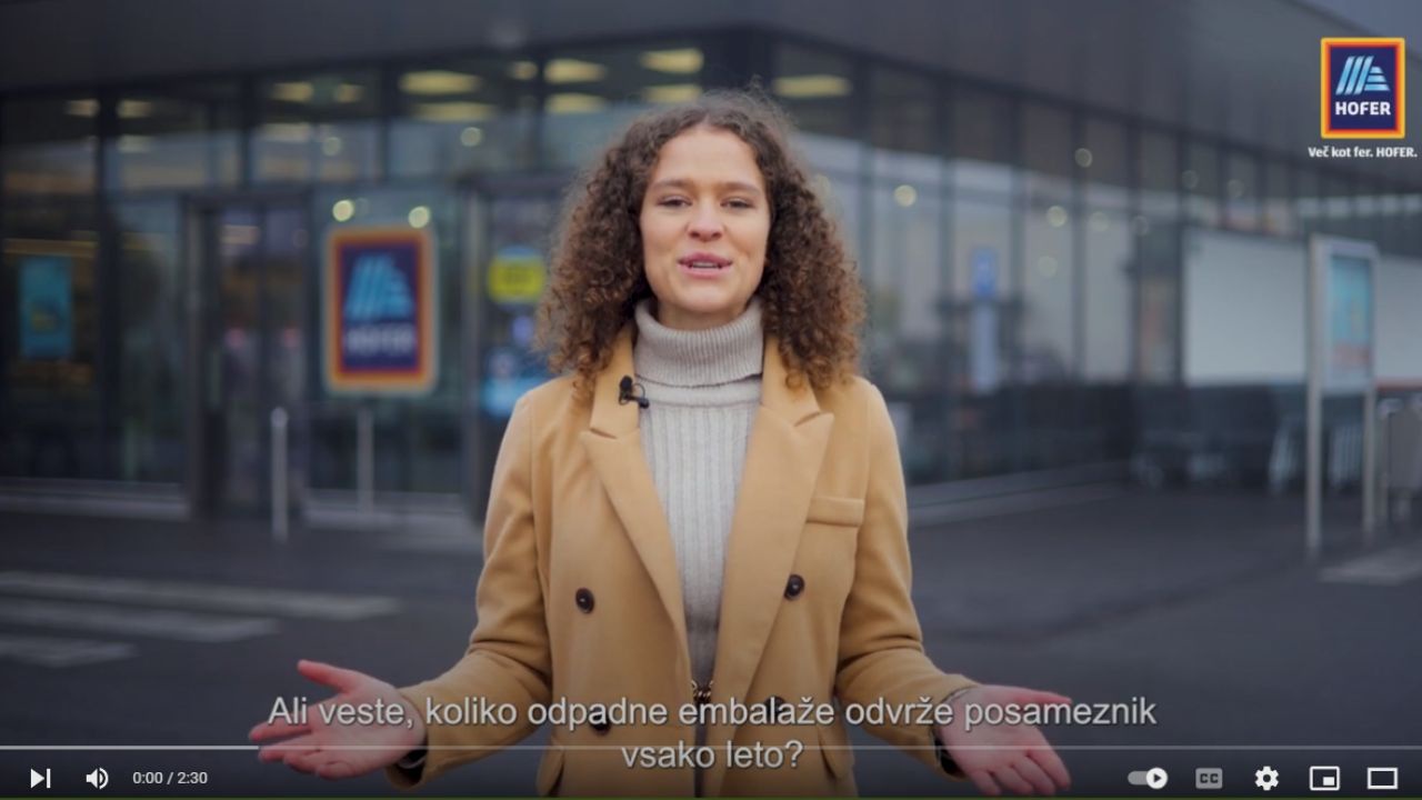 Dekle na sliki pred Hoferjevo trgovino razlaga o embalaži