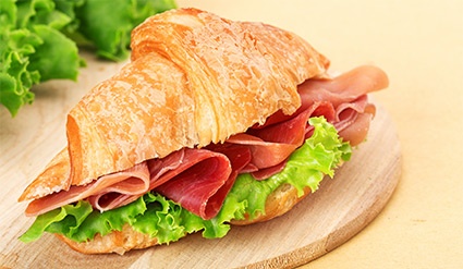 Cornetti salati con scamorza e speck