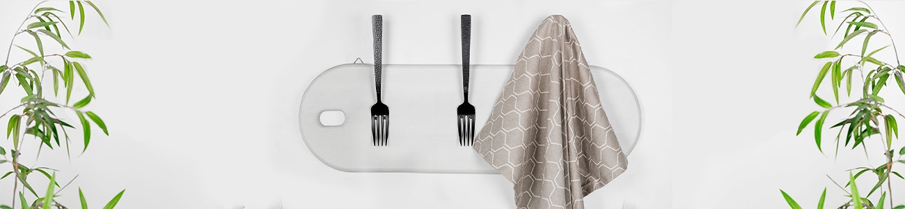Garderobe aus Schneidbrett und Gabeln an der Wand 