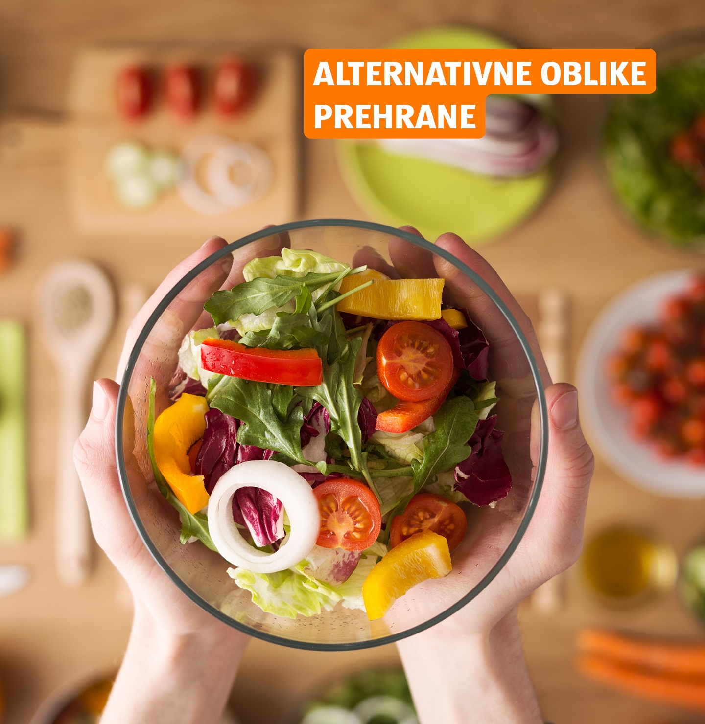 Roke držijo skledo solate