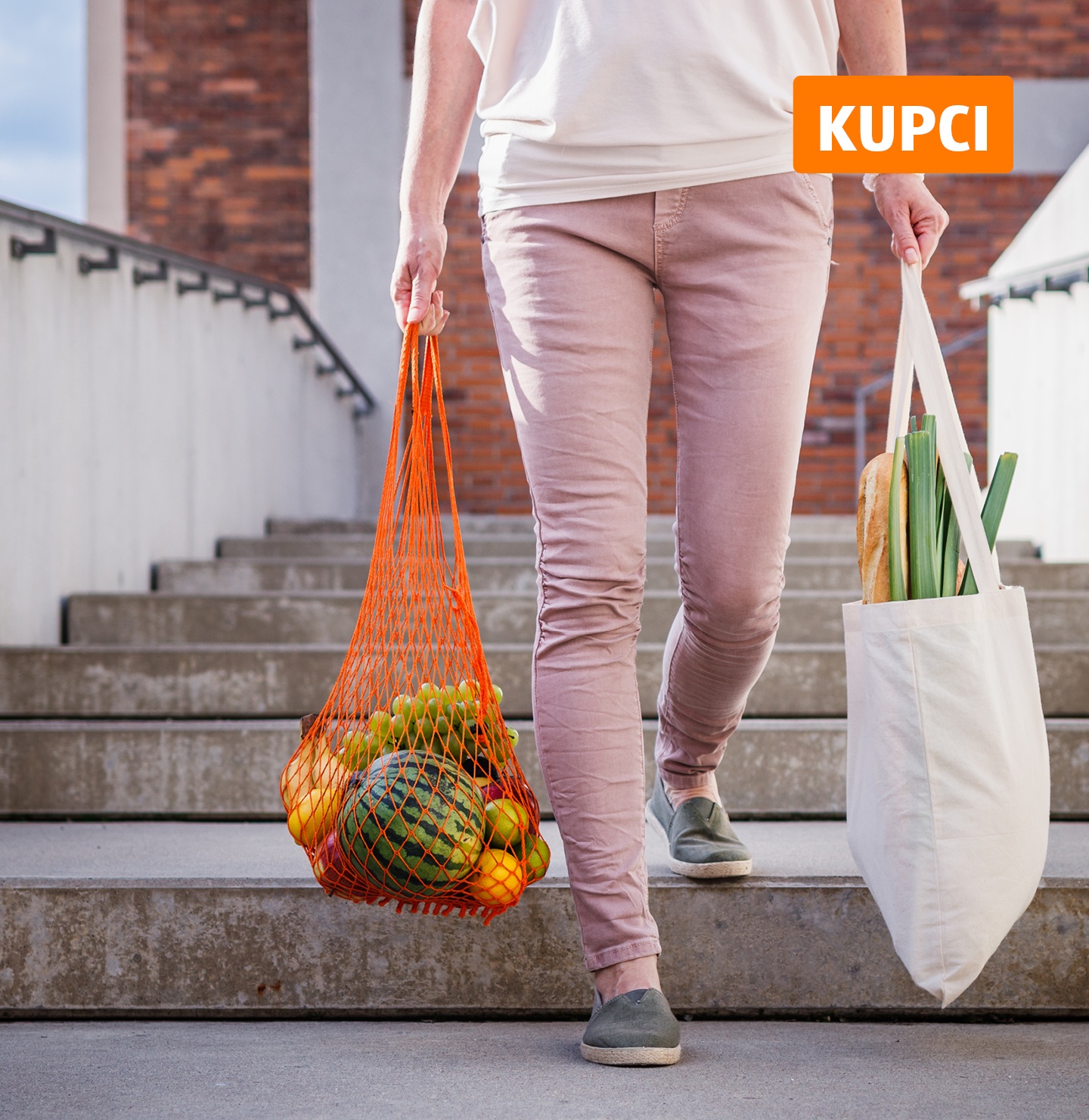 Ženska z nakupovalnima vrečkama