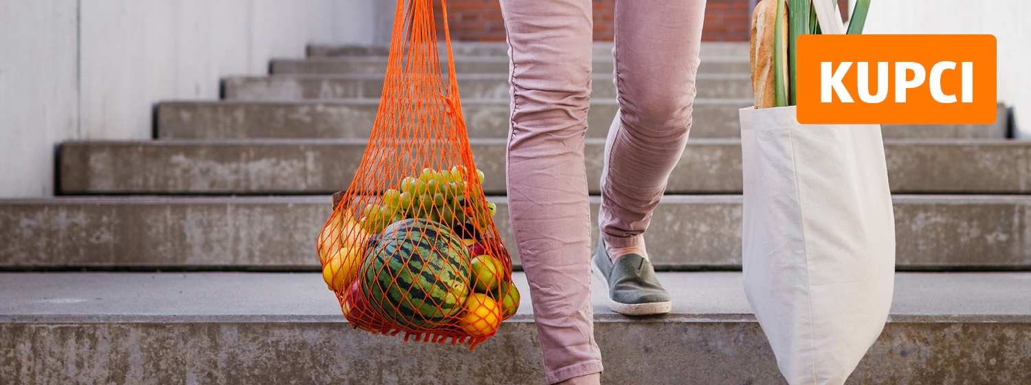 Ženska z nakupovalnima vrečkama