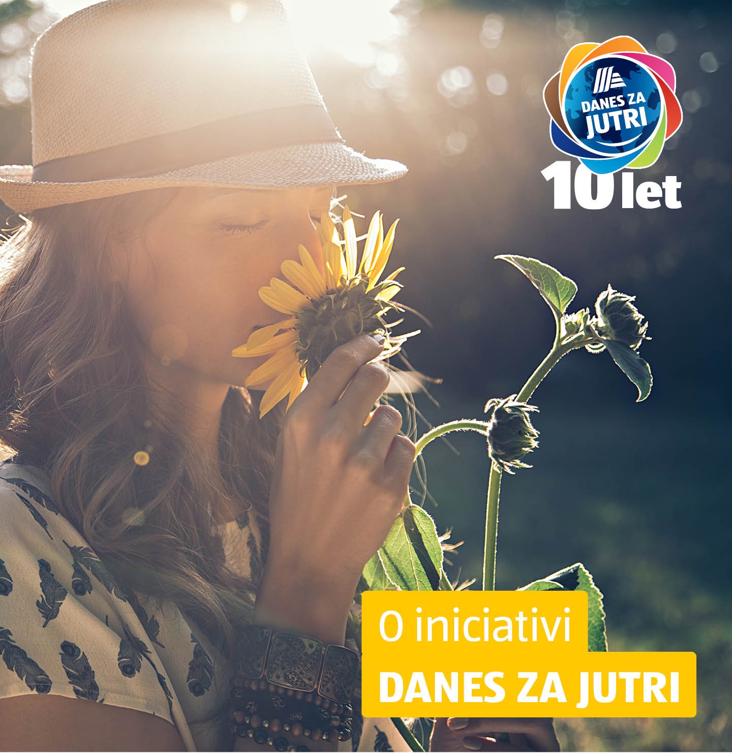 Ženska v naravi obsijana s soncem vonja sončnico