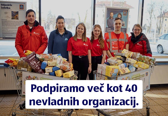 Hofer zapoleni z nakupovalnimi vozički polnimi darovane hrane, napis: Podpiramo več kot 40 nevladnih organizacij