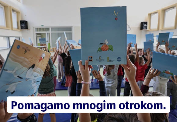 Otroške roke držijo mapice v ozadju, napis: Pomagamo mnogim otrokom